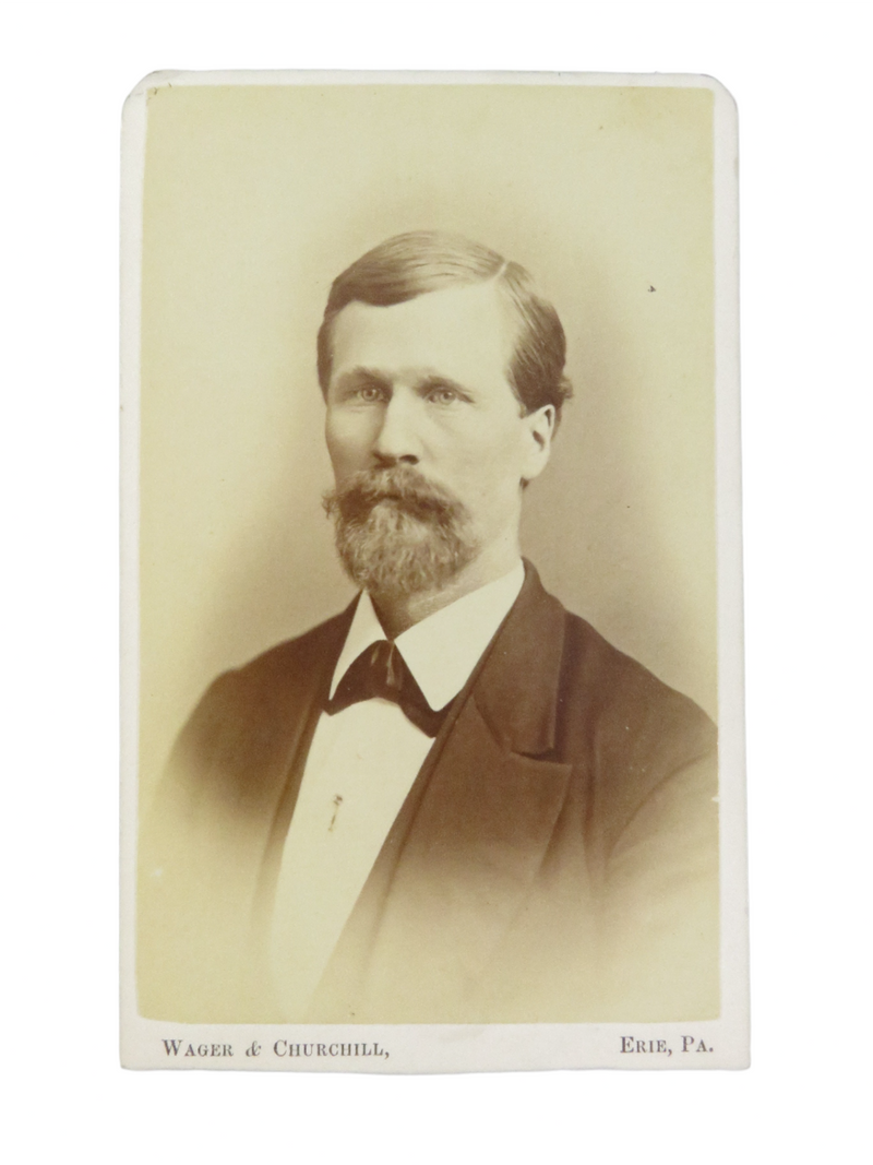 Unnamed Sitter Man in Suit Wager & Churchill Erie PA Cartes des Vista Antique Photo — front view