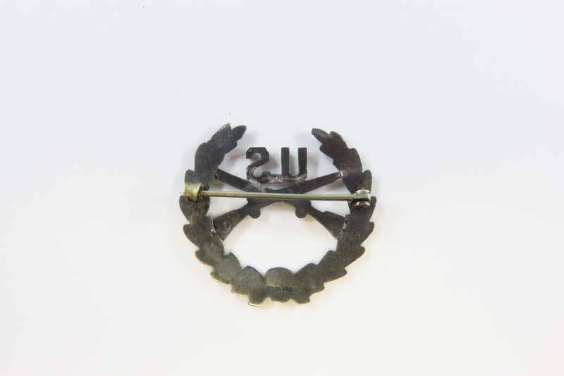 Undated US Military Wreath Crossed Gun C Clasp Pin Unknown Type