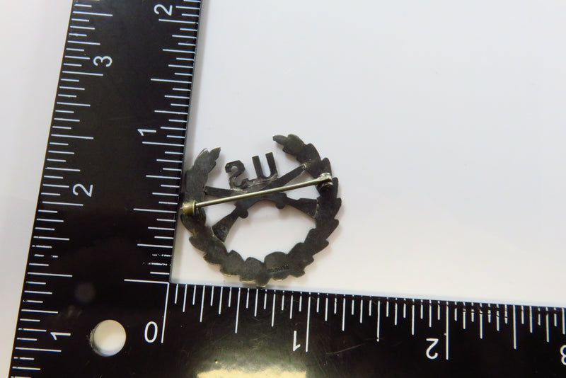Undated US Military Wreath Crossed Gun C Clasp Pin Unknown Type