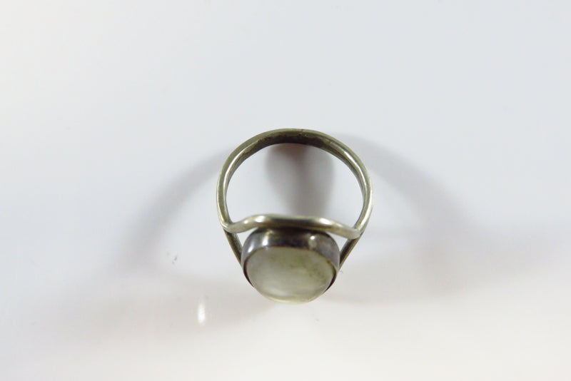 Oval Polished Mother of Pearl Solitaire Split Shank Ring Size 5.25 inside band