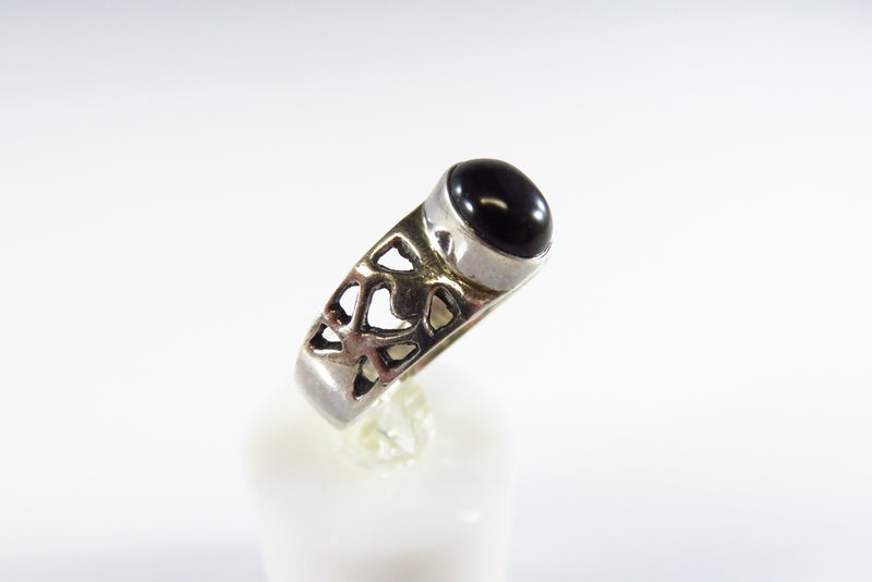 Vintage Oval Onyx Cabochon Solitaire Pierced Sterling Silver Ring Size 7.25