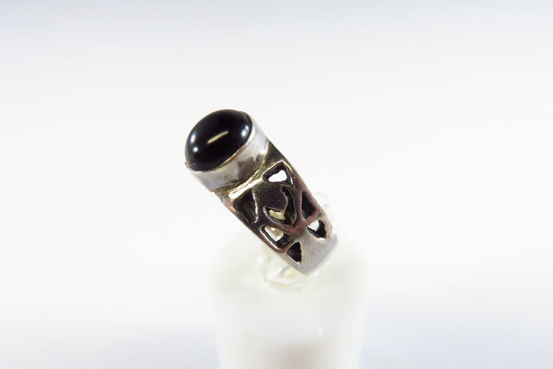 Vintage Oval Onyx Cabochon Solitaire Pierced Sterling Silver Ring Size 7.25 side view