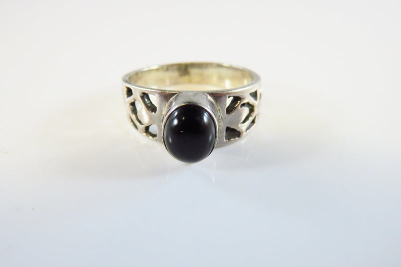 Vintage Oval Onyx Cabochon Solitaire Pierced Sterling Silver Ring Size 7.25 top view