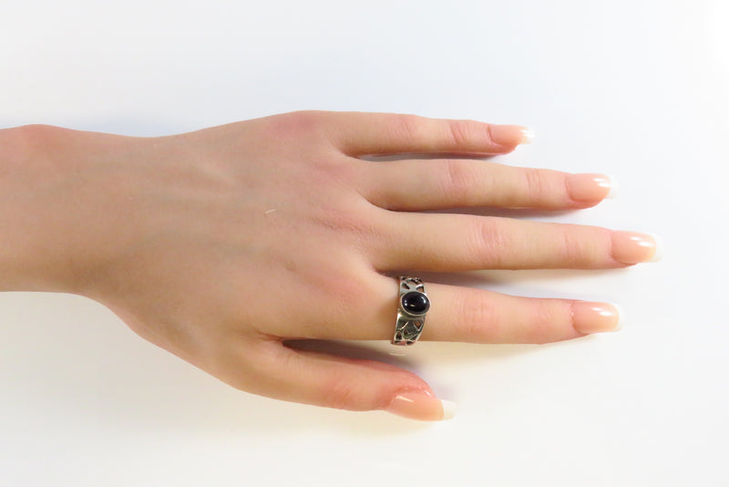Vintage Oval Onyx Cabochon Solitaire Pierced Sterling Silver Ring Size 7.25 on hand