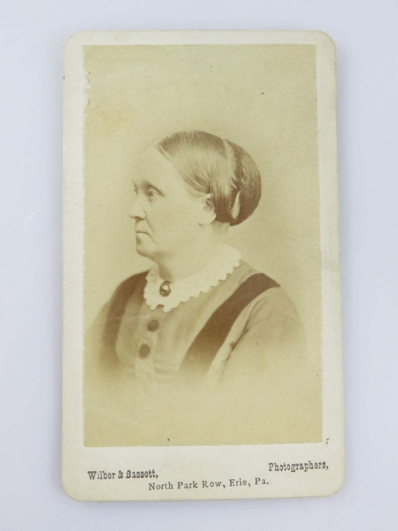 Unnamed Sitter Old Woman Wilber & Bassett Erie PA Cartes des Vista Antique Photo