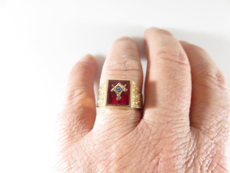 Vintage 10K Gold Freemason Ring Masonic Symbol Size 11.5 Synth Ruby Insert - Just Stuff I Sell